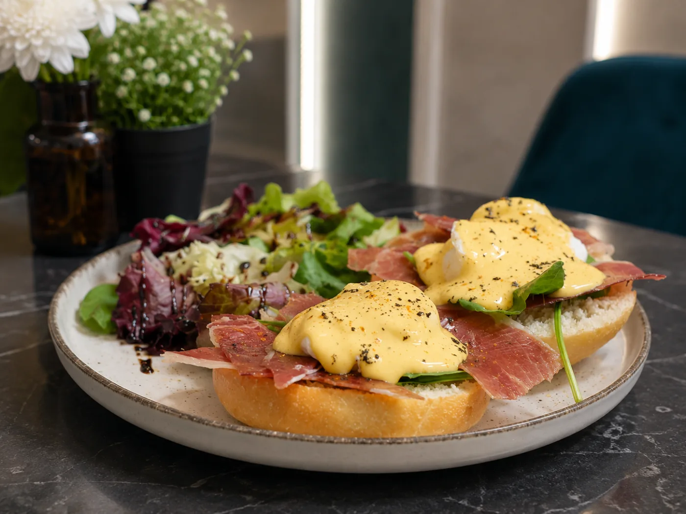Iberico Benedict XO, con huevos poché, salsa holandesa y jamón ibérico