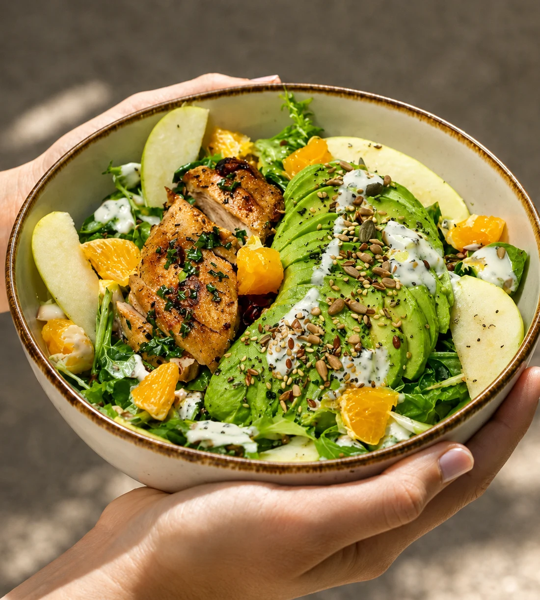 Ensalada Fresca de Pollo y Aguacate de XO Brunch.