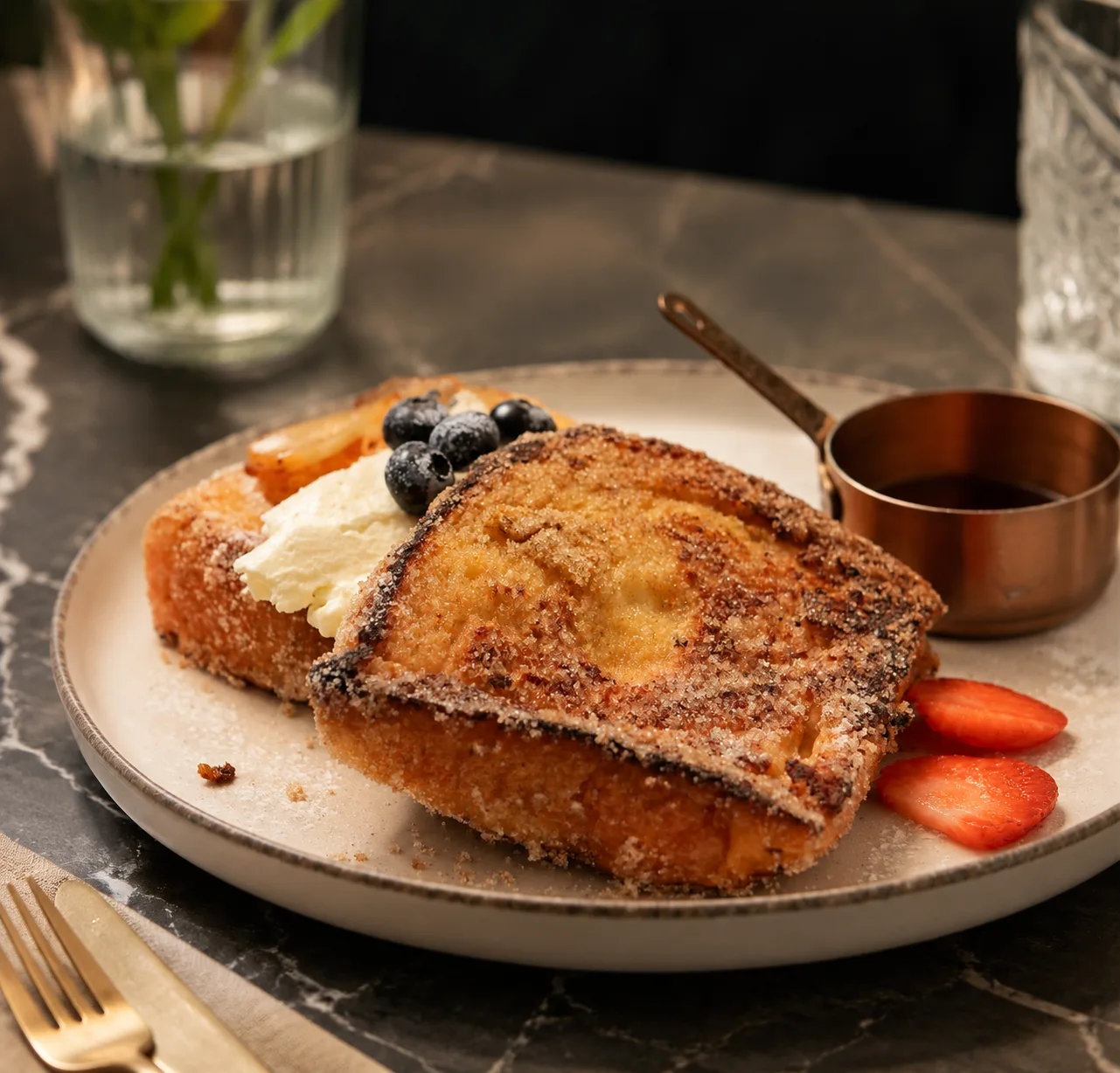 XO French Toast, brioche dorado caramelizado con canela